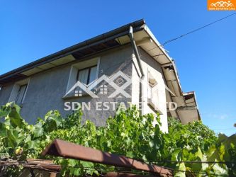 Продава монолитна къща в село Копринка