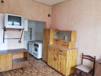 Mонолитна къща с потенциал в широкия център на гр. Казанлък.