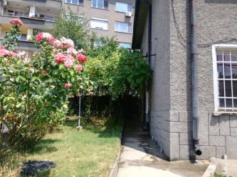 Mонолитна къща с потенциал в широкия център на гр. Казанлък.