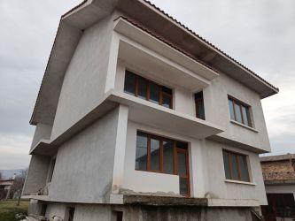 Продава прекрасна къща в град Крън