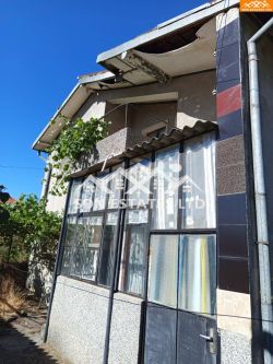 Продава монолитна къща в село Копринка