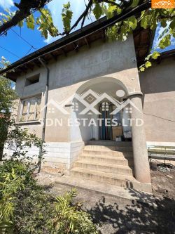 Продава се едноетажна къща с голям двор в предпочитаното село Голямо Дряново