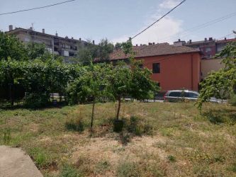 Mонолитна къща с потенциал в широкия център на гр. Казанлък.