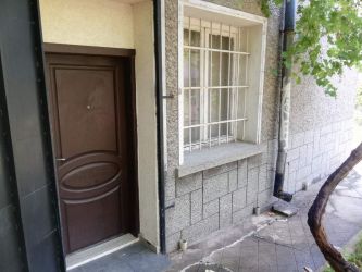 Mонолитна къща с потенциал в широкия център на гр. Казанлък.