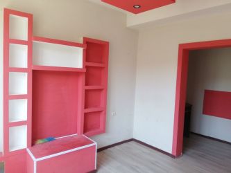 Mонолитна къща с потенциал в широкия център на гр. Казанлък.