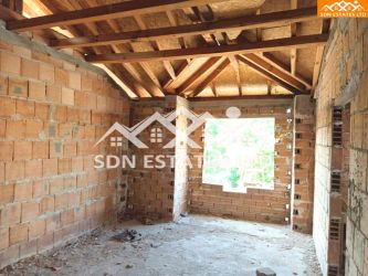 Продава сграда с търговско помощение в центъра на Дунавци