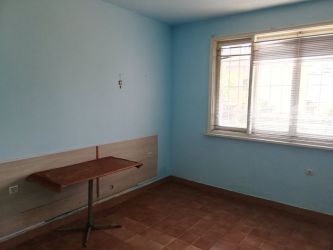 Mонолитна къща с потенциал в широкия център на гр. Казанлък.