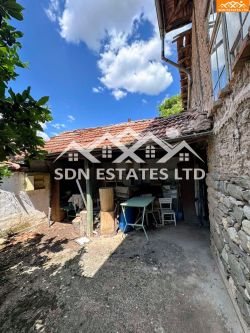 Продава се едноетажна къща с голям двор в предпочитаното село Голямо Дряново