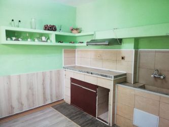 Mонолитна къща с потенциал в широкия център на гр. Казанлък.