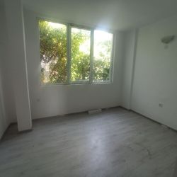 Офиси за продажба в административна сграда