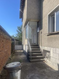 Продава се двуетажна къща