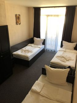 Хотел с прилежащ кафе-аператив и магазин за сувенири