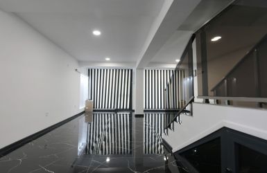 Продава модерна сграда в идеалния център на гр. Казанлък