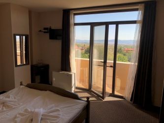 Хотел с прилежащ кафе-аператив и магазин за сувенири