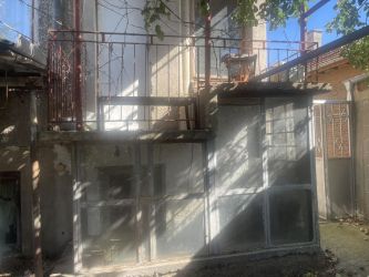 Продава се двуетажна къща