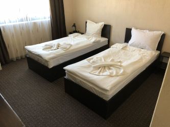 Хотел с прилежащ кафе-аператив и магазин за сувенири