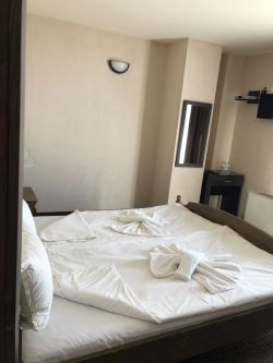 Хотел с прилежащ кафе-аператив и магазин за сувенири