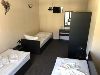 Хотел с прилежащ кафе-аператив и магазин за сувенири