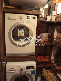 Продава напълно обзаведен двустаен апартамент в района на Стадиона