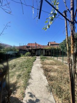 Продава се двуетажна къща