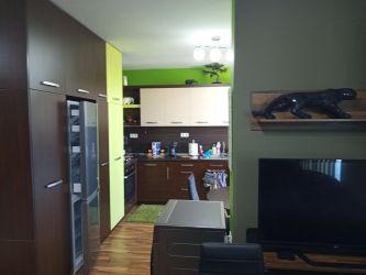 Отдава под наем напълно обзаведен апартамент до Манастира