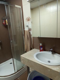 Отдава под наем напълно обзаведен апартамент до Манастира