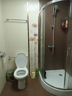 Отдава под наем тристаен апартамент до Манастира