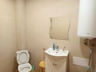 Отдава под наем напълно обзаведен апартамент с една спалня до парк ”Розариум”