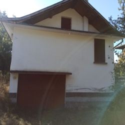 Къща с двор от 730 м2 в непосредствена близост до гората