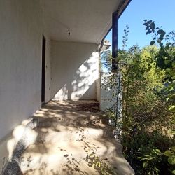 Къща с двор от 730 м2 в непосредствена близост до гората