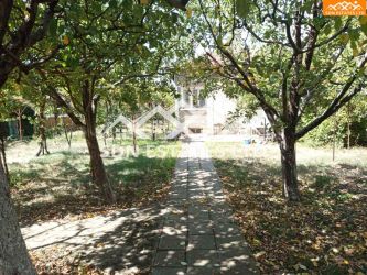 Продава се етаж от къща в района на парк „Розариум“, гр. Казанлък