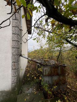 Двуетажна Къща / Вила в Казанлък с 1.1 дка Двор в квартал ”Старите Лозя”