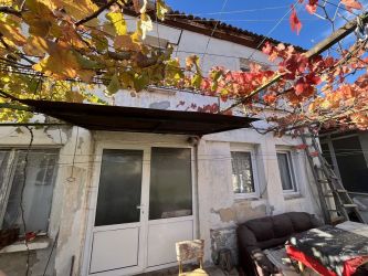 Продава се имот с две жилищни сгради – гр. Казанлък, ул. „Радецка“