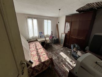 Продава се имот с две жилищни сгради – гр. Казанлък, ул. „Радецка“