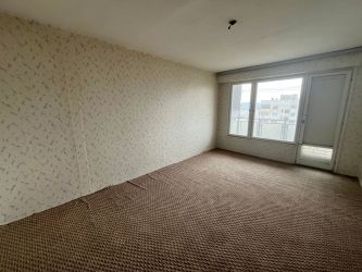 Продава тристаен апартамент в ж.к. Изток 48