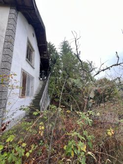 Двуетажна Къща / Вила в Казанлък с 1.1 дка Двор в квартал ”Старите Лозя”