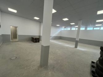 Отдава под наем хале с офис част и санитарен възел