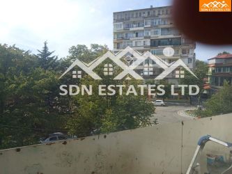 Продава тристаен апартамент в идеалния център на гр. Казанлък