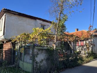 Продава се имот с две жилищни сгради – гр. Казанлък, ул. „Радецка“