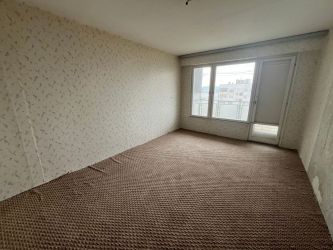 Продава тристаен апартамент в ж.к. Изток 48