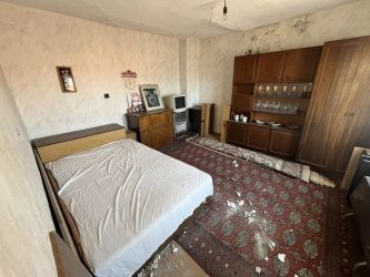 Продава се имот с две жилищни сгради – гр. Казанлък, ул. „Радецка“