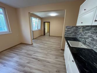 Продава се тристаен апартамент – център, гр. Казанлък