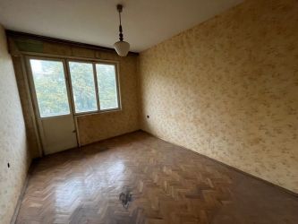 Продава се четиристаен апартамент под полицията в гр. Казанлък