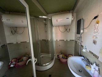 Продава се имот с две жилищни сгради – гр. Казанлък, ул. „Радецка“