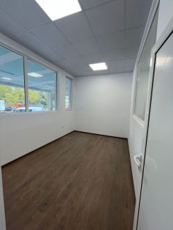 Отдава под наем хале с офис част и санитарен възел