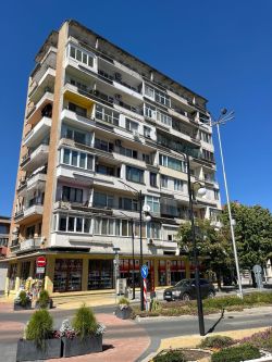 Продава се тристаен апартамент – център, гр. Казанлък