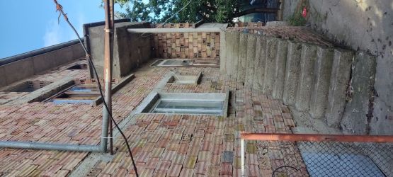 Масивна къща на два етажа и собствен двор в село Бузовград