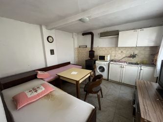 Продава се имот с две жилищни сгради – гр. Казанлък, ул. „Радецка“