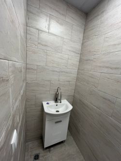 Отдава под наем хале с офис част и санитарен възел