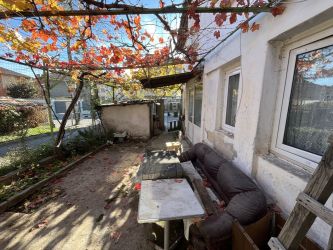 Продава се имот с две жилищни сгради – гр. Казанлък, ул. „Радецка“